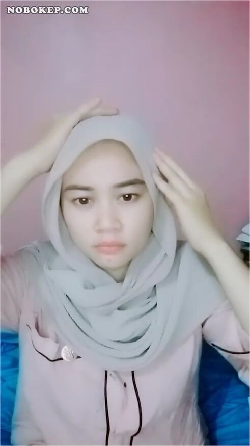 Bokep Indo Jilbab Mbak Vita Pamer Belahan Toket - Bokepindo