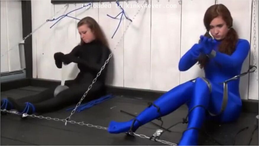 2 Girls Ties Them Selfes