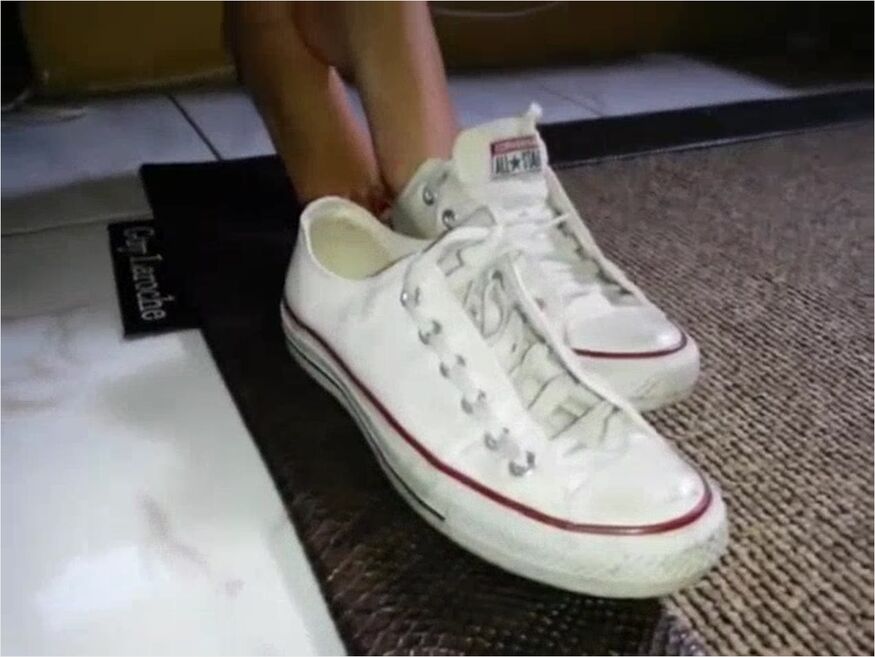 Amateur Hottie Takes Her Converse Off And Exposes Pretty Feet With Red Nail Polish