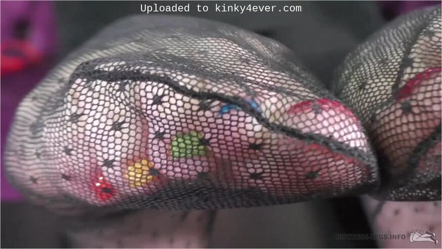 Mistress Smears Her Wrinkled Soles And Toes With Cream