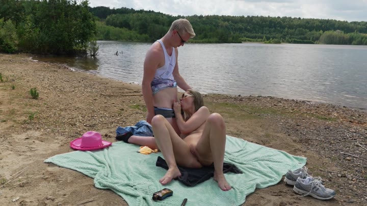 MeidenVanHolland – Milf Saar’s bruin bakkende buitensex
