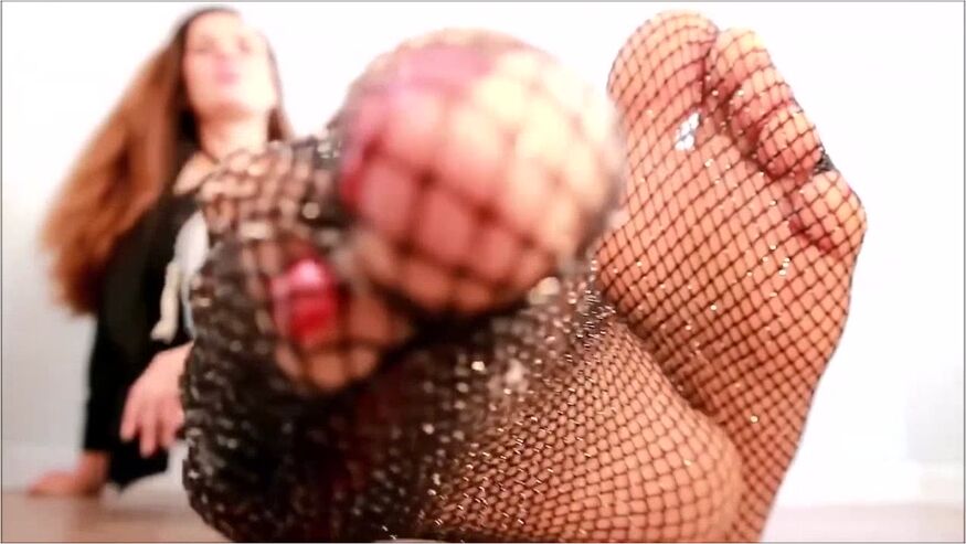 Redheaded Lady Exposing Her Beautiful Feet And Toes In Fishnets