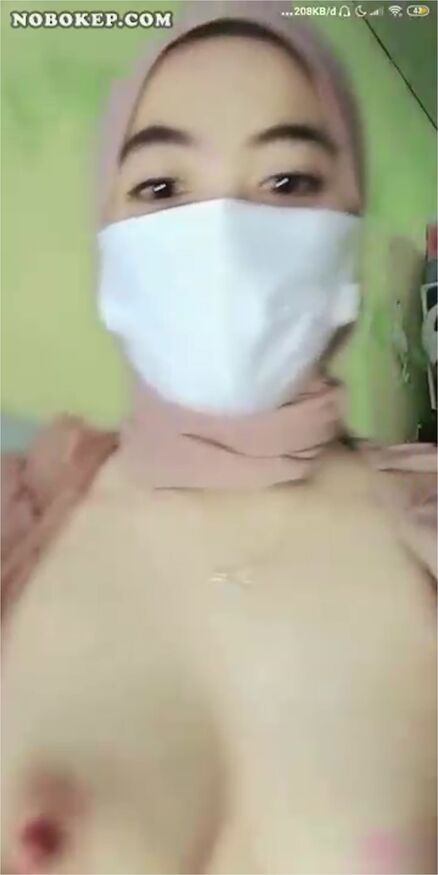 Bokep Indo Host Berjilbab Remas Tetek Mangolive - Sangegang